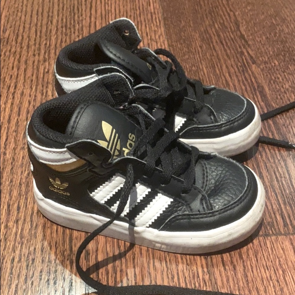 Adidas toddler boy sneakers size 6K